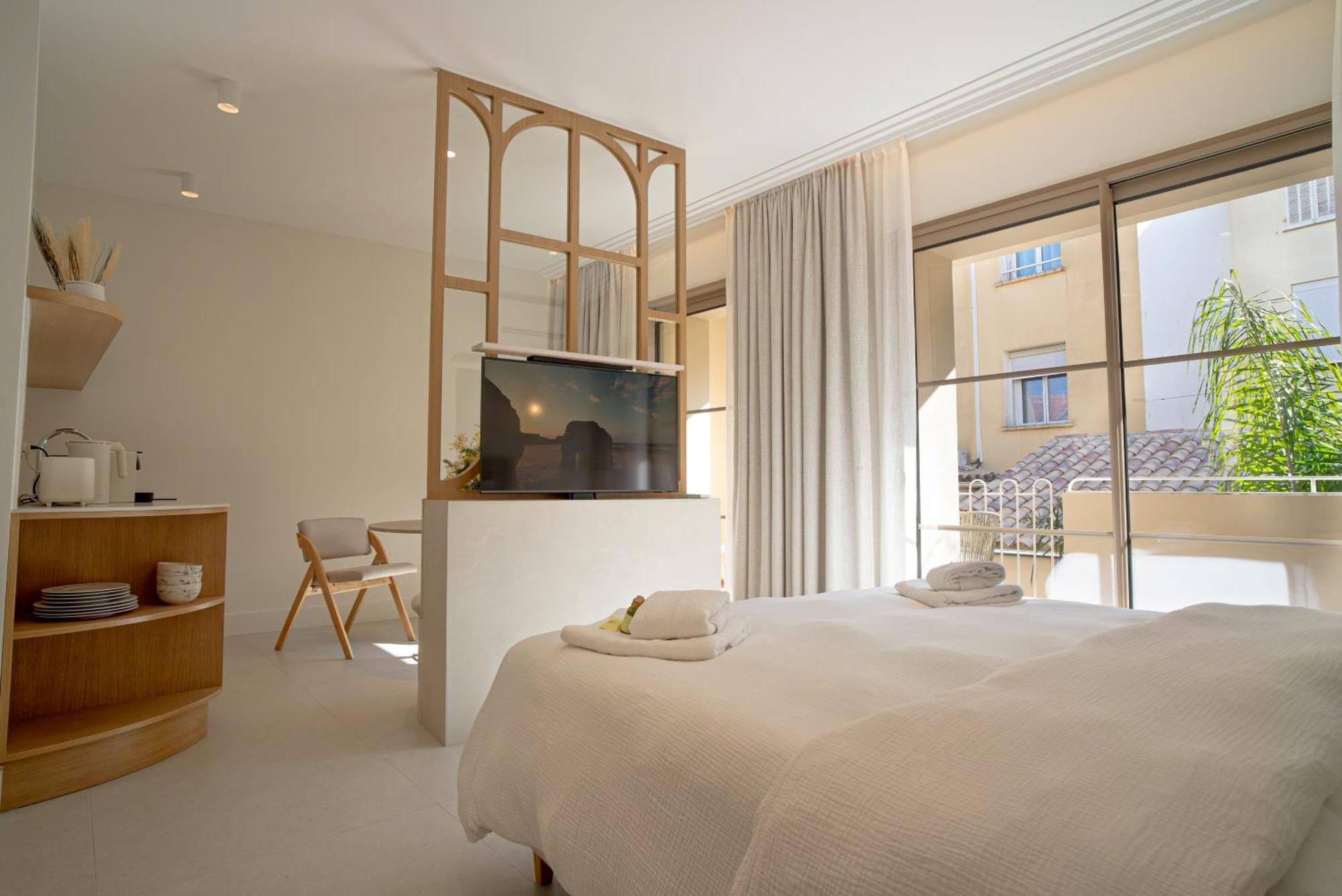 Studios Raffines Avec Terrasses - Plages, Ville Et Gare A Pied - Maison Raphael Saint-Raphaël Zewnętrze zdjęcie
